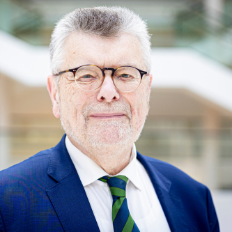  Fotografisches Portrait von Prof. Dr. Gerhard Wegner im Anzug