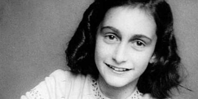 Schwarz-weißes Poträt einer jungen jüdischen Persönlichkeit mit dem Namen Anne Frank.