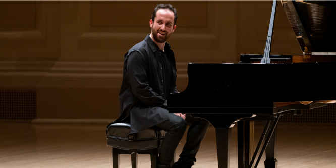 Darstellung des Pianisten Igor Levit sitzend an einem schwarzen offenen Flügel in einem Konzertsaal.